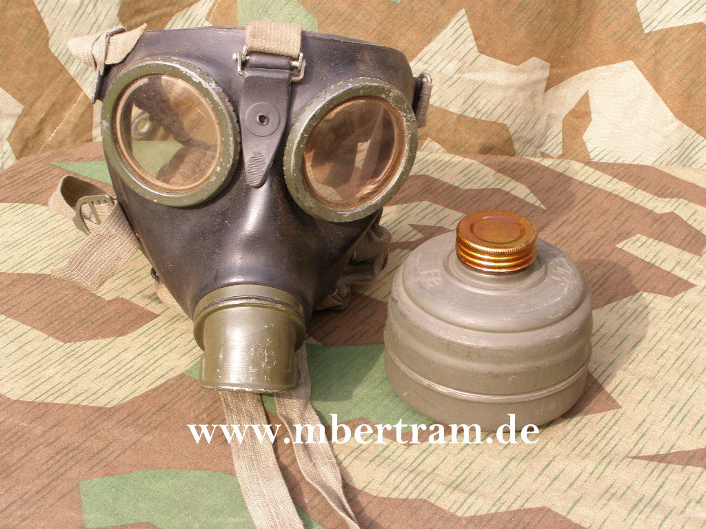 WH, schwarze Gasmaske, grünes Metall v. 1942 m. Filter FE 41, beide Kappen, Gr. 2