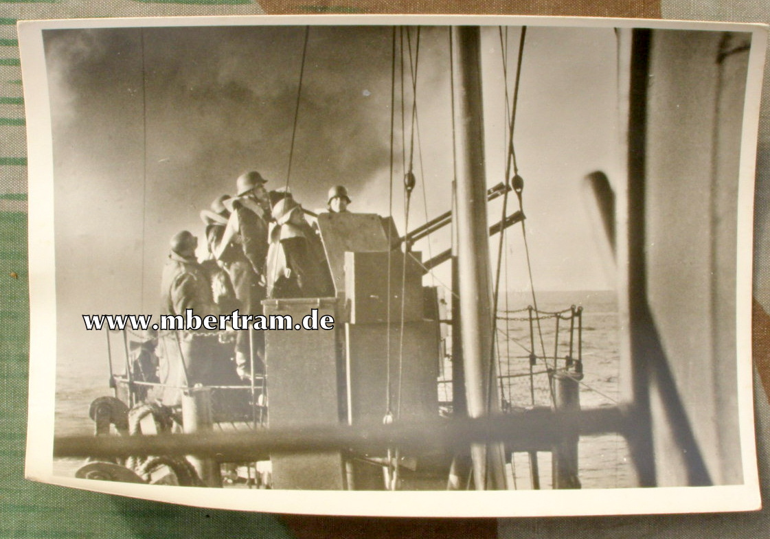 Bordflak bei der Abwehr feindlicher Torpedoflugzeuge