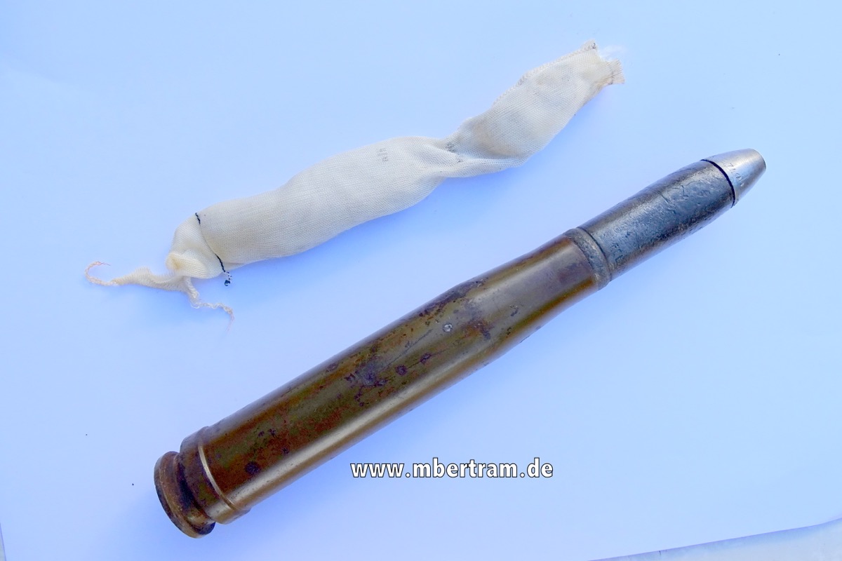 Deko-Patrone 2 cm Flak 38, lackierte Stahlhülse, Eisenzünder, Ladungssäckchen