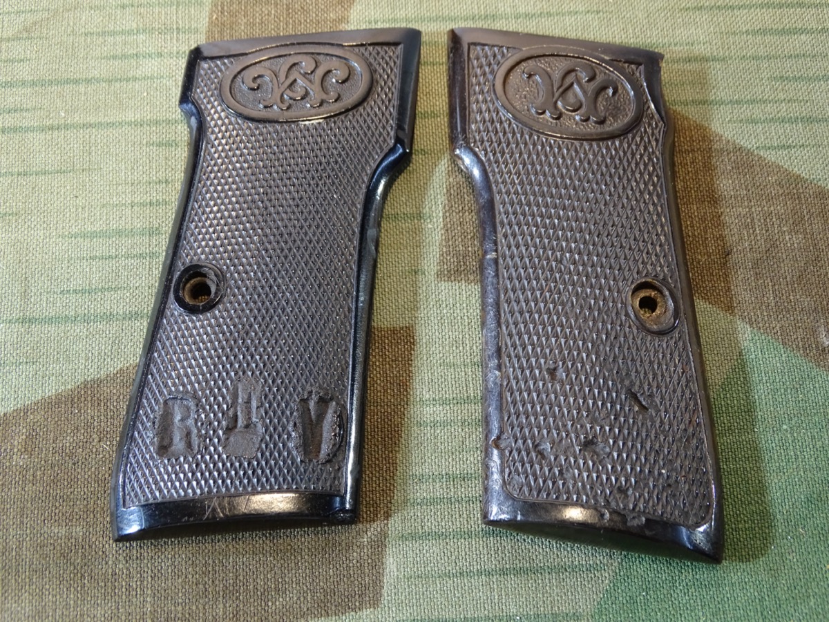 Ein Pärchen getragene Griffschalen für 7,65er Pistole Walther Mod. 4 mit Träger Monogramm RHV Ein Pärchen getragene Griffschalen für 7,65er Pistole Walther Mod. 4 mit Träger Monogramm RHV