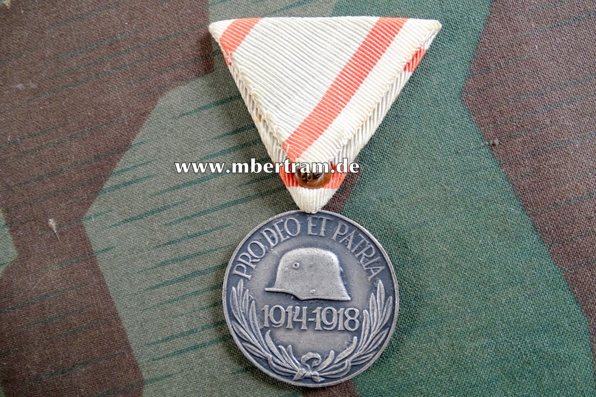 Österreich - Ungarische Militärverdienst Medaille 1914-1918 am Dreiecksband