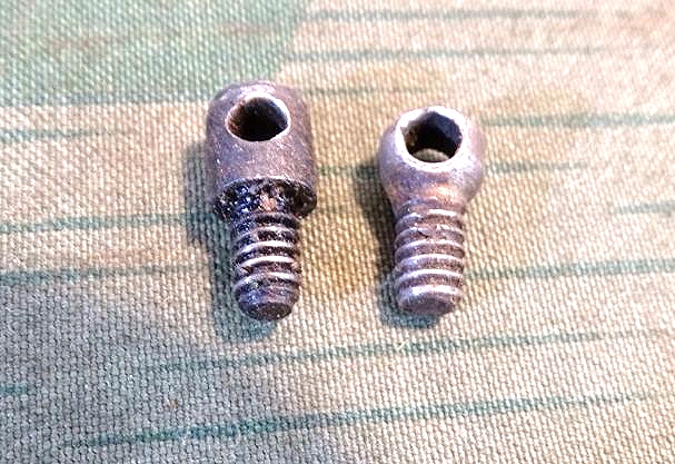 Halteschraube für Kettchen für  Stopfen für Kühl- Laufmantel, russ. Maxim MG 1911