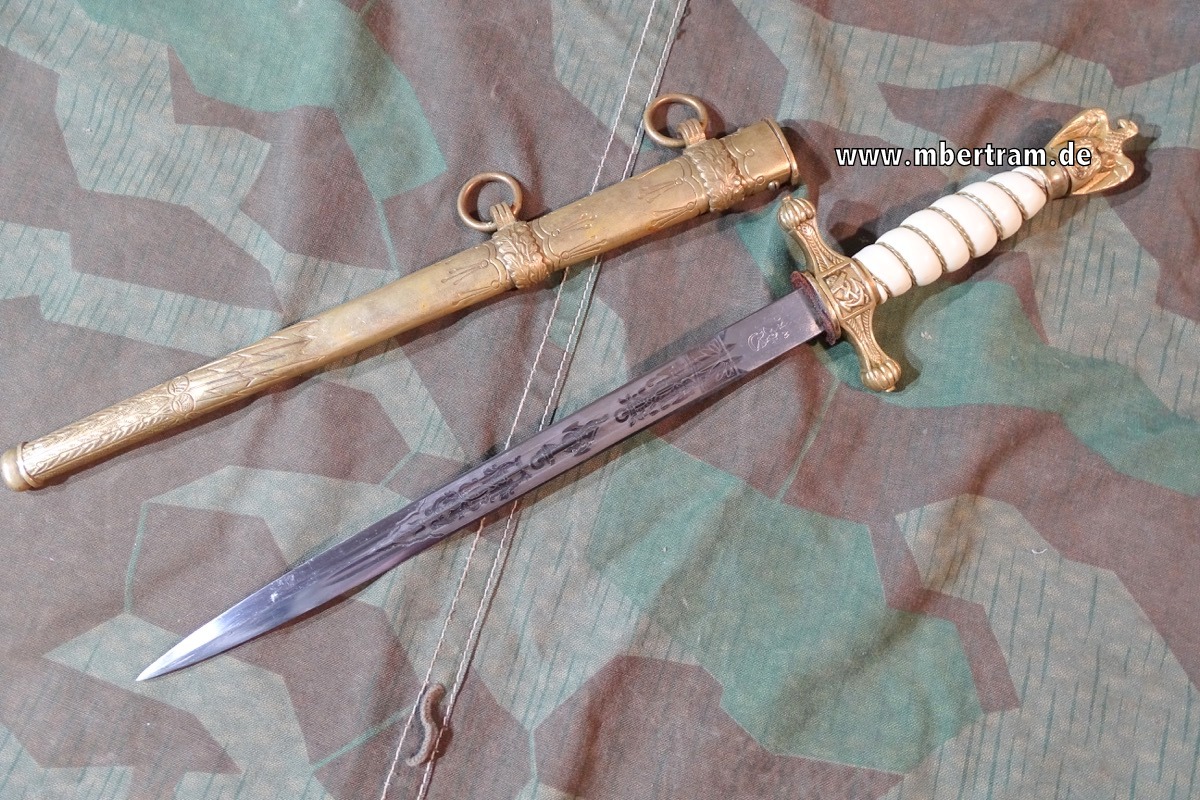 KRIEGSMARINE OFFIZIERSDOLCH weisser Griff, Hst:"WKC"  Buntmetall