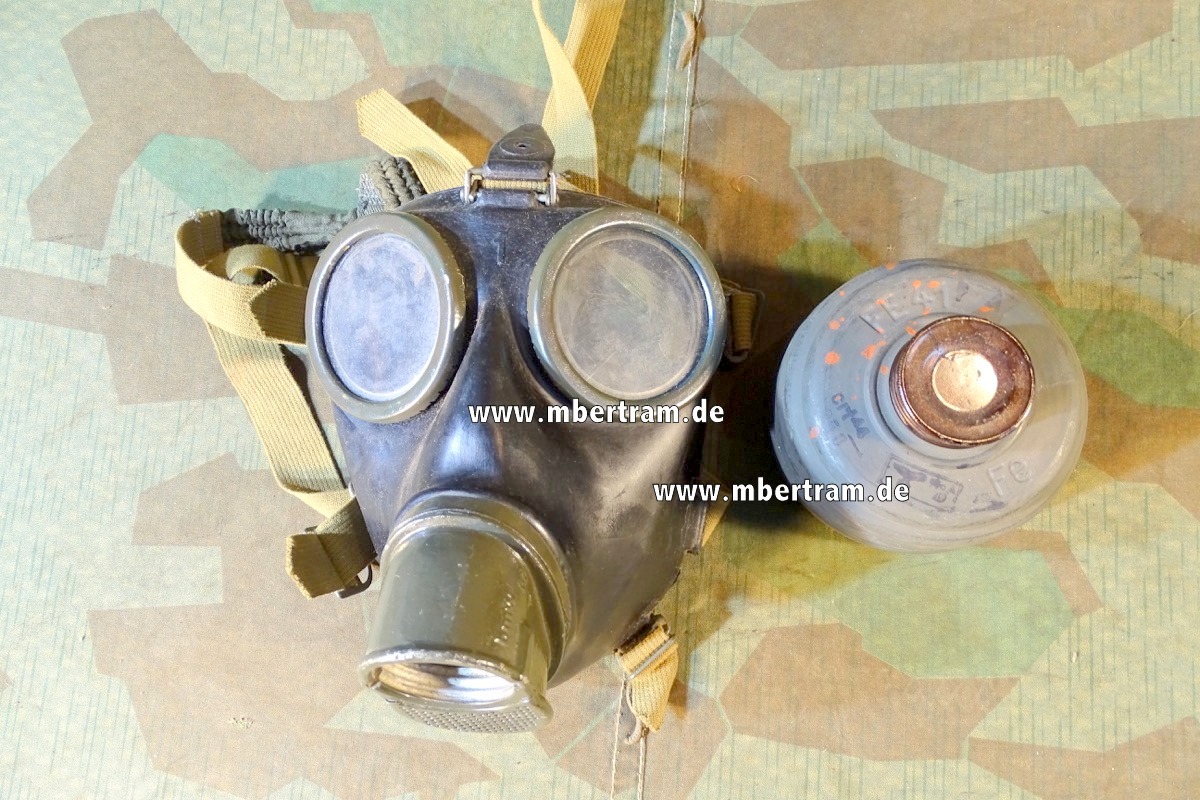 Gasmaske Wehrmacht "Grösse 1 ",schwarz, grünes Metall ,1942, mit Filter