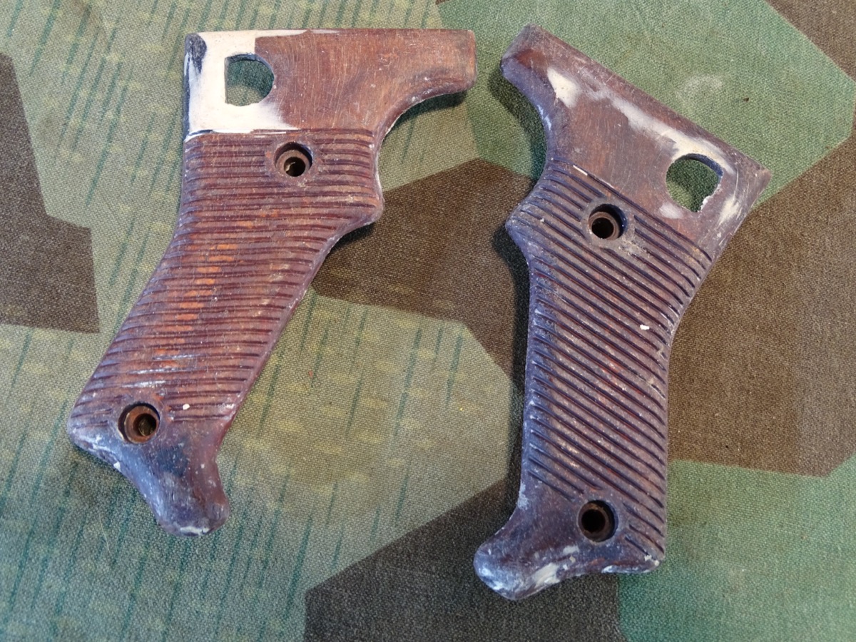 Pärchen Original Griffschalen MG 42. braunes Bakelit. Unebenheiten leicht gespachtelt 