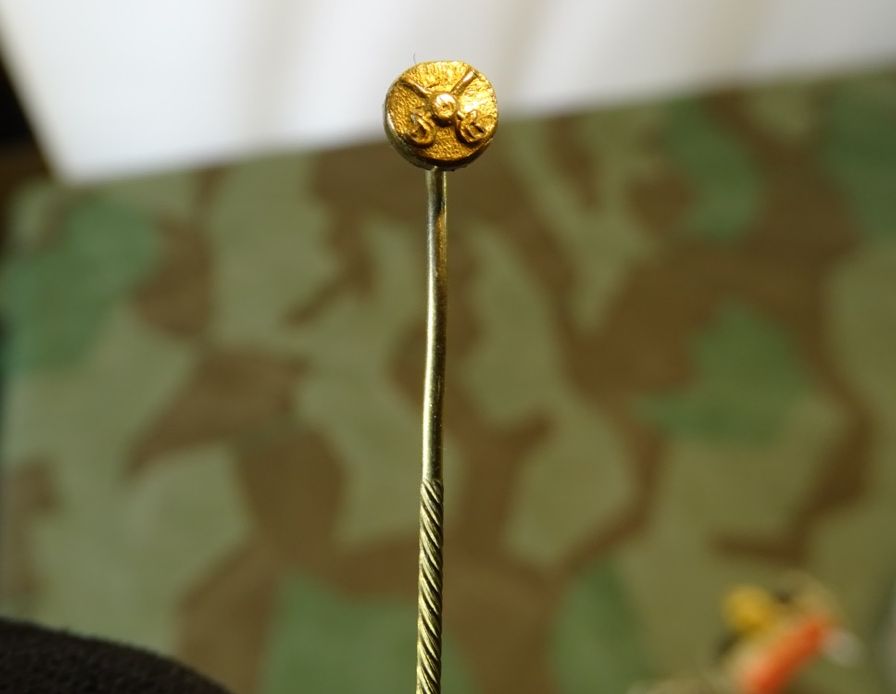 Kavallerie Anstecknadel mit gekreuzten Säbeln