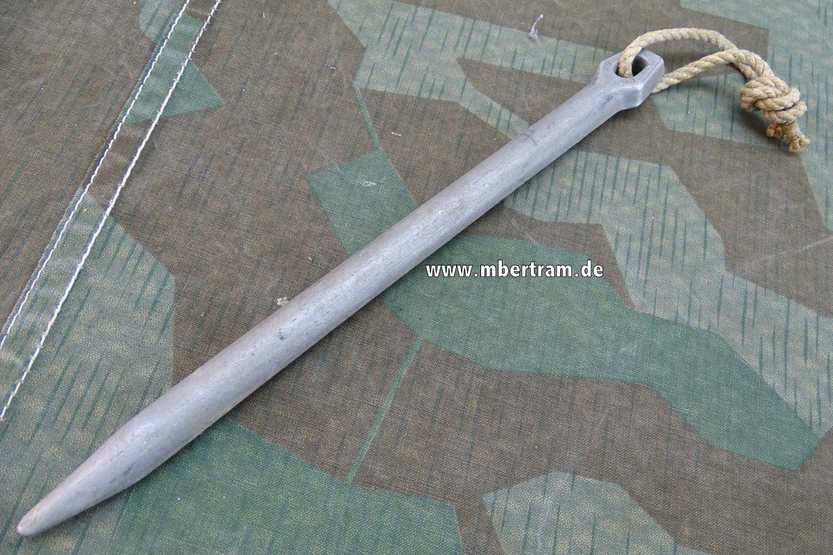 Wehrmacht oder Waffen SS Zelthäring mit Schnur , Aluminium " G.A. 1939"
