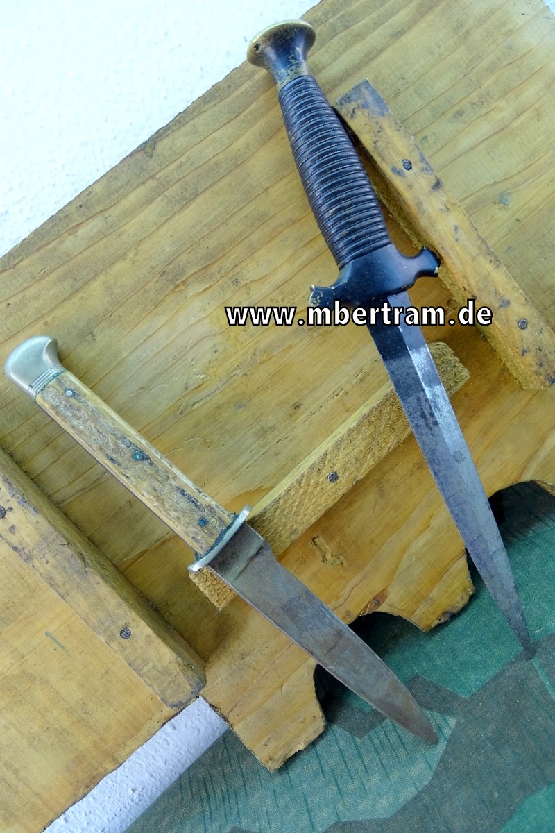 2 alte Kampfmesser / Dolche, Alter und Herkunft unklar, einer von A.Wingen Solingen