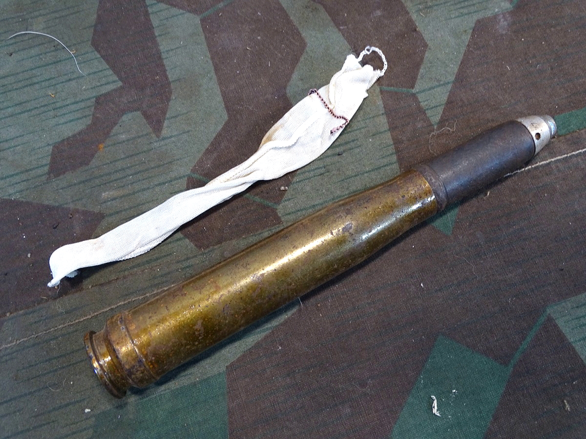 Deko-Patrone 2 cm Flak 38, lackierte Stahlhülse, Aluzünder, Ladungssäckchen 
