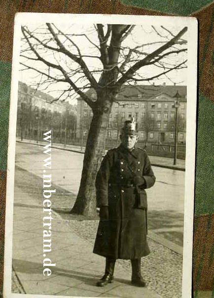 Foto: Polizeiuniform,Mantel und Fiber Tschako mit Stern