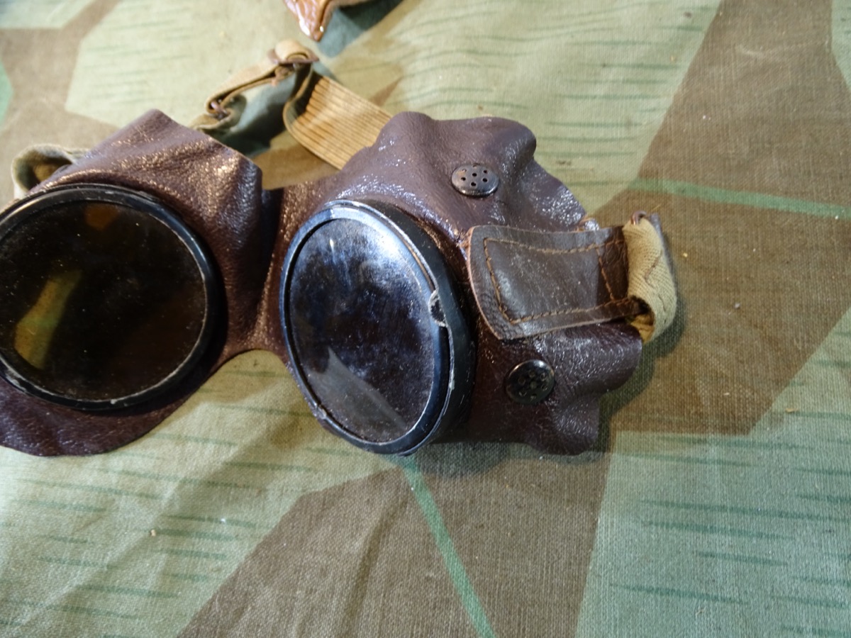 Wehrmacht Staubbrille, / Kradfahrerbrille. Braunes Leder. Getönte Gläser. Ersatzstoff Schutzhülle Wehrmacht Staubbrille, / Kradfahrerbrille. Braunes Leder. Getönte Gläser. Ersatzstoff Schutzhülle