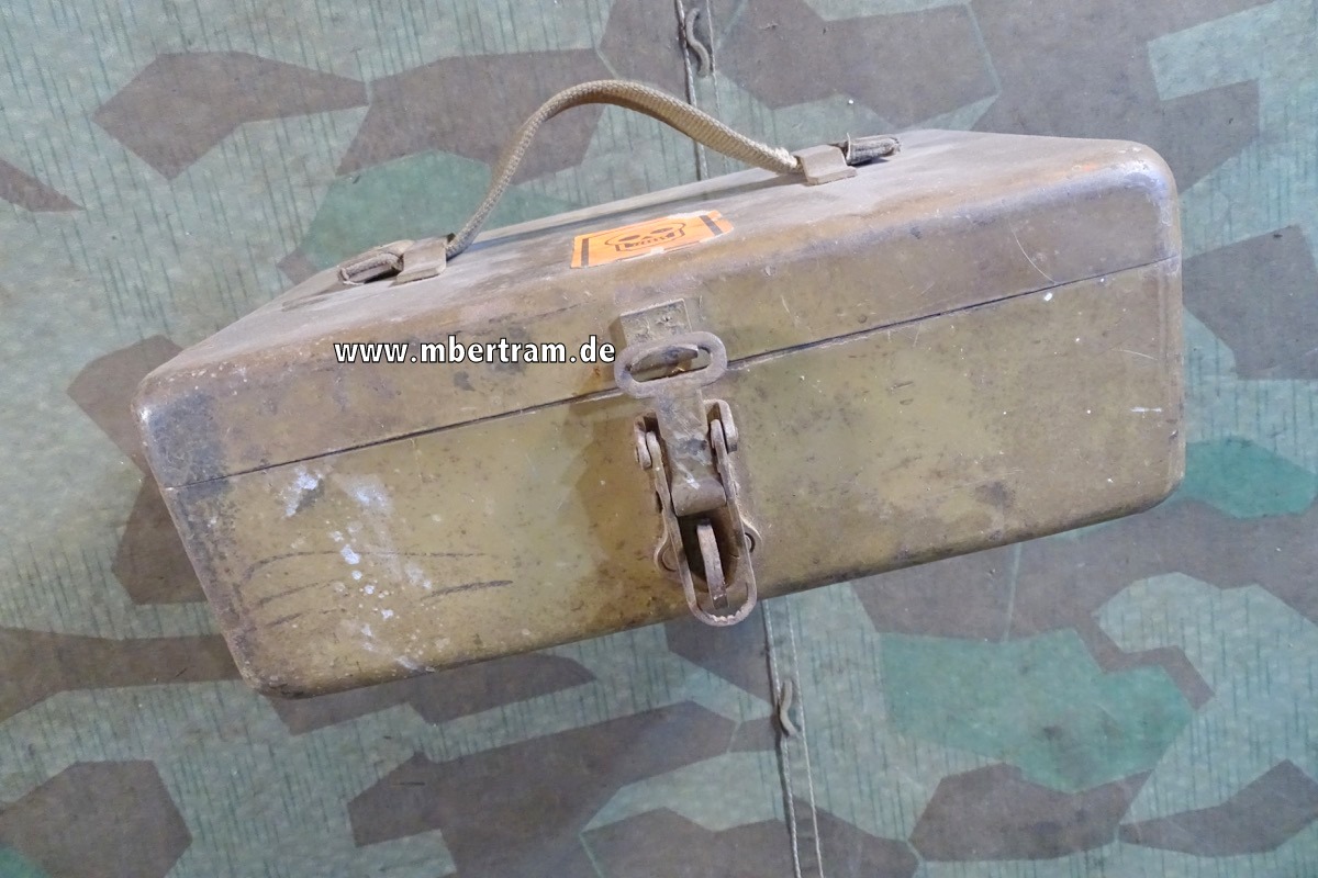 Wehrmacht, Behälter für Rundblickfernrohr 16 ?  Originallack mit Aufklebern