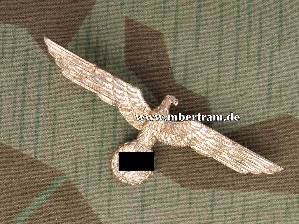 Wehrmacht: Metallbrustadler für Offiziere "frostig" versilbert