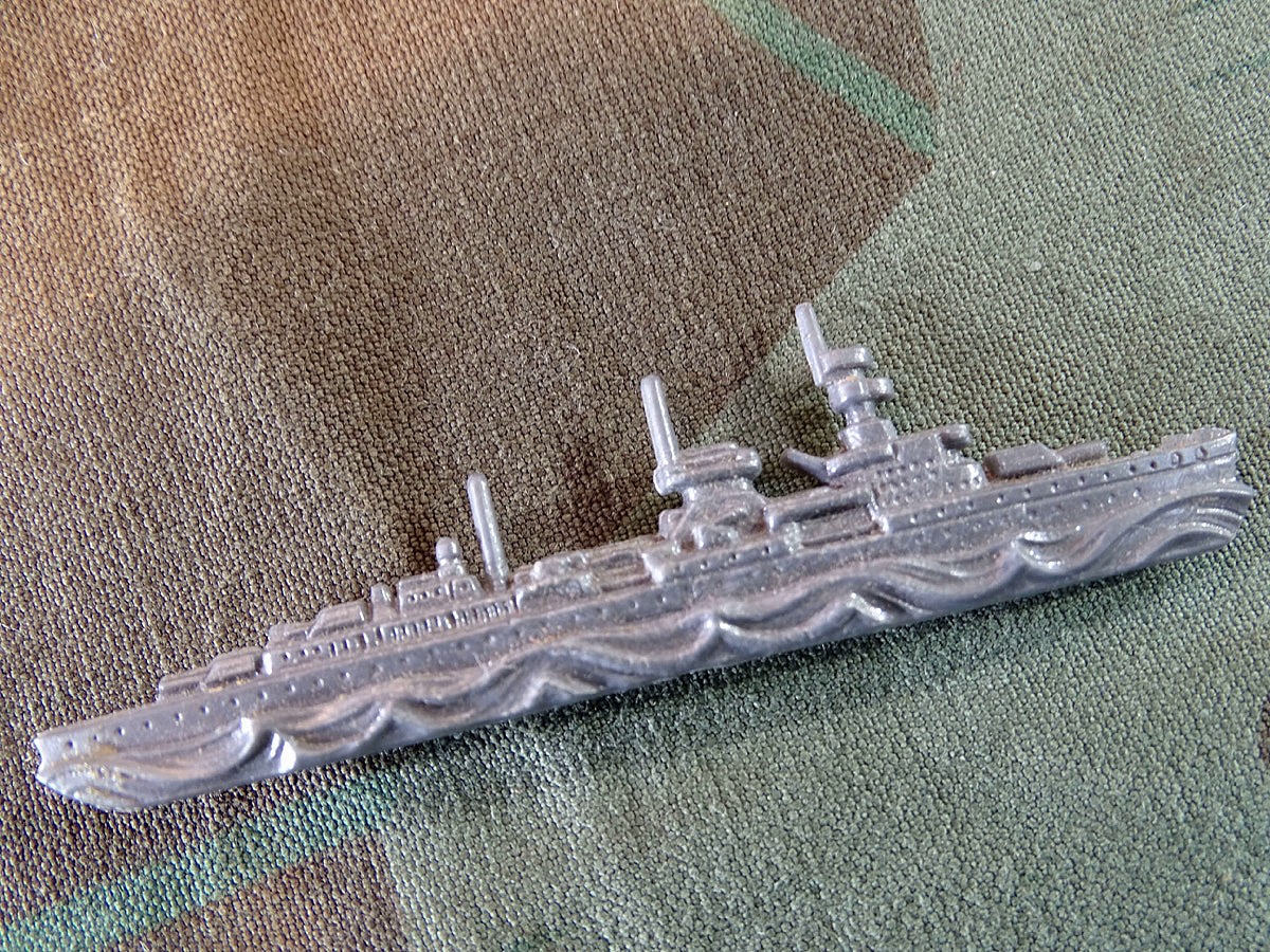 DARSTELLUNGEN DER WEHRMACHT. " Schwerer Kreuzer" WHW -Reichsstrassensammlung, März 1941. Kunststoffabzeichen