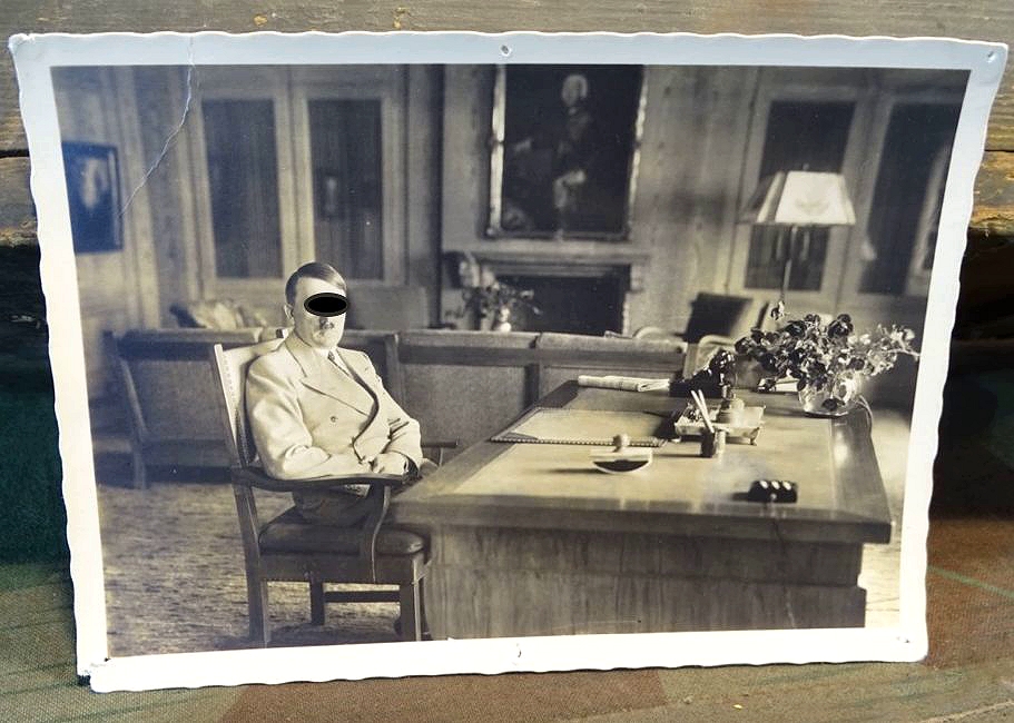 Propaganda Portrait Postkarte " Der Führer in seinem Arbeitszimmer auf Berghof Wachenfeld"
