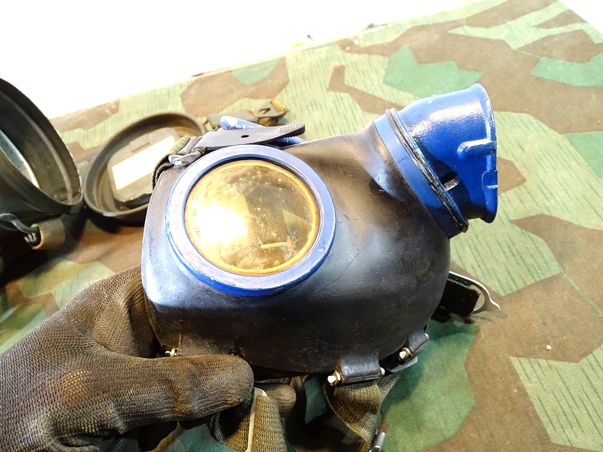 20925-3 Gasmaske mit Dose M 38 und Filter FE 41, (unbenutzt) und Losantin, alles 1944
