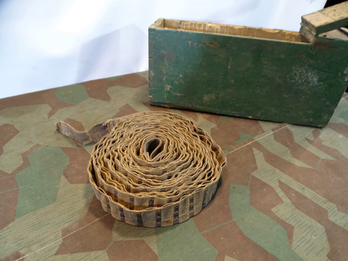 MG 08 Holz Patronenkasten, runder Messing Drücker oben,  mit altem Stoff Patronengurt