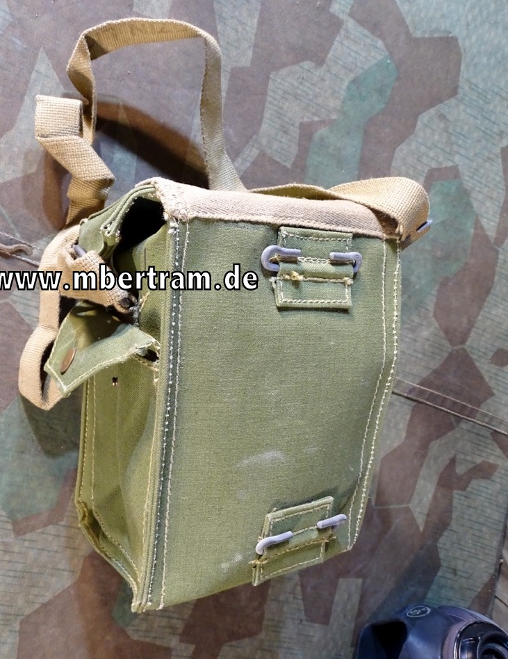 20068-10 Britische Gasmaske mit Tasche 2. Weltkrieg, schön gestempelt.