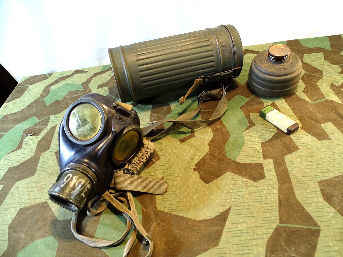 Wehrmachts Gasmaske mit Dose M 38 und Filter FE 41, (unbenutzt) und Losantin