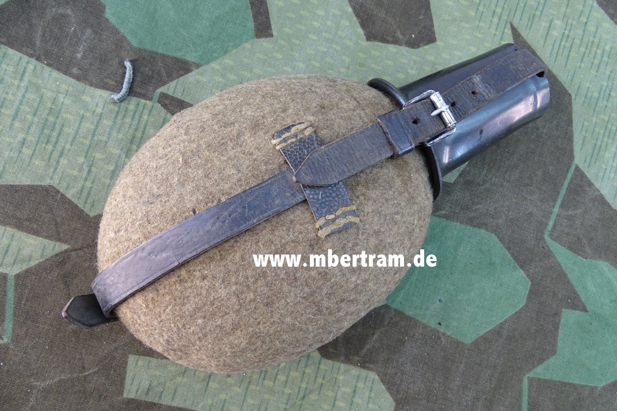 Wehrmacht / Waffen-SS Feldflasche M41, Beriemung, Bakelit Becher , " C& CW 35"