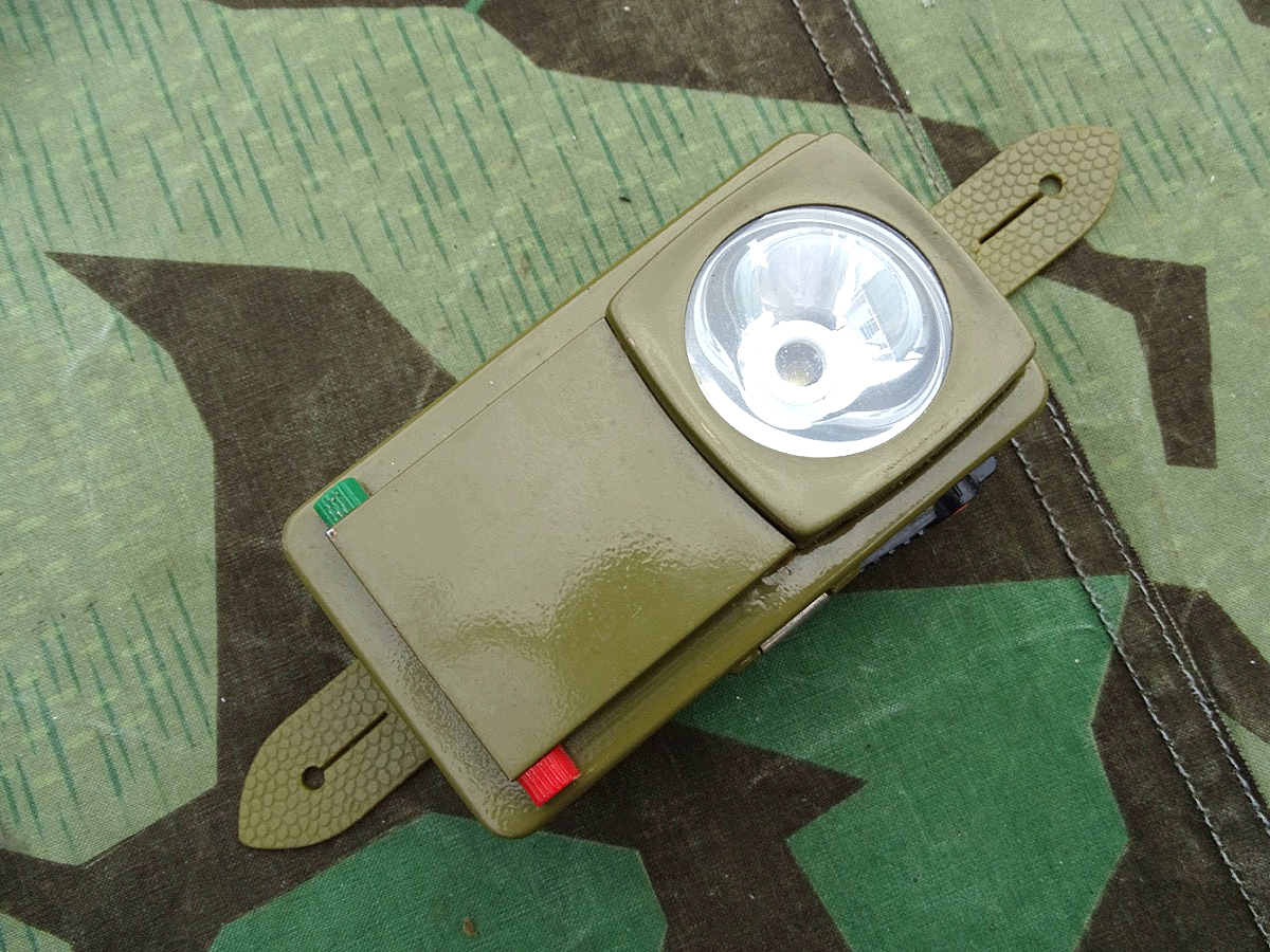 Militär Signal Taschenlampe, olive Originalfarbe, 2 Farbschieber, schöner Zustand. 