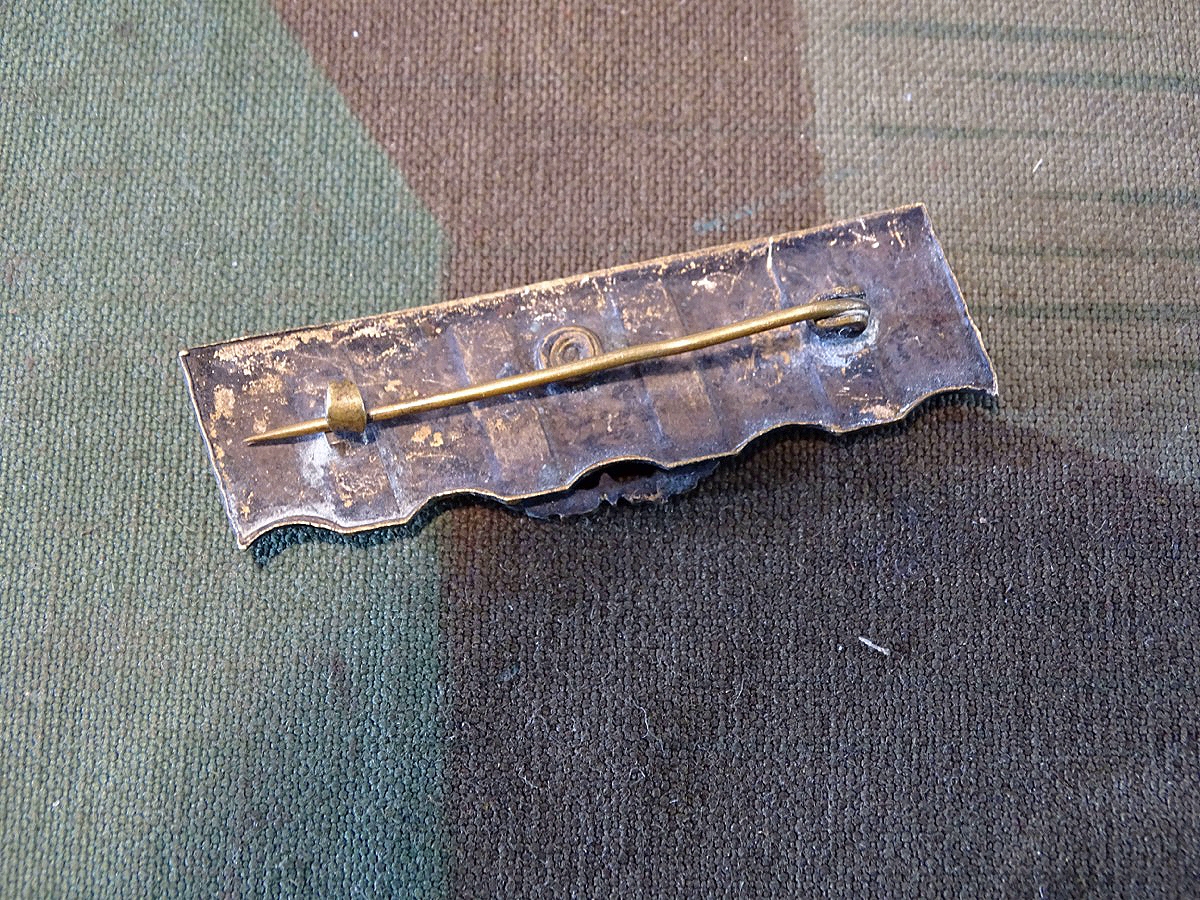 Kaiserreich: Patriotischer Anstecker aus Granaten Führungsring mit emaillierten EK 2, 1915