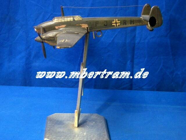 Kriegsmodell: Messerschmidt 110 aus Holz und Metall, 30 cm