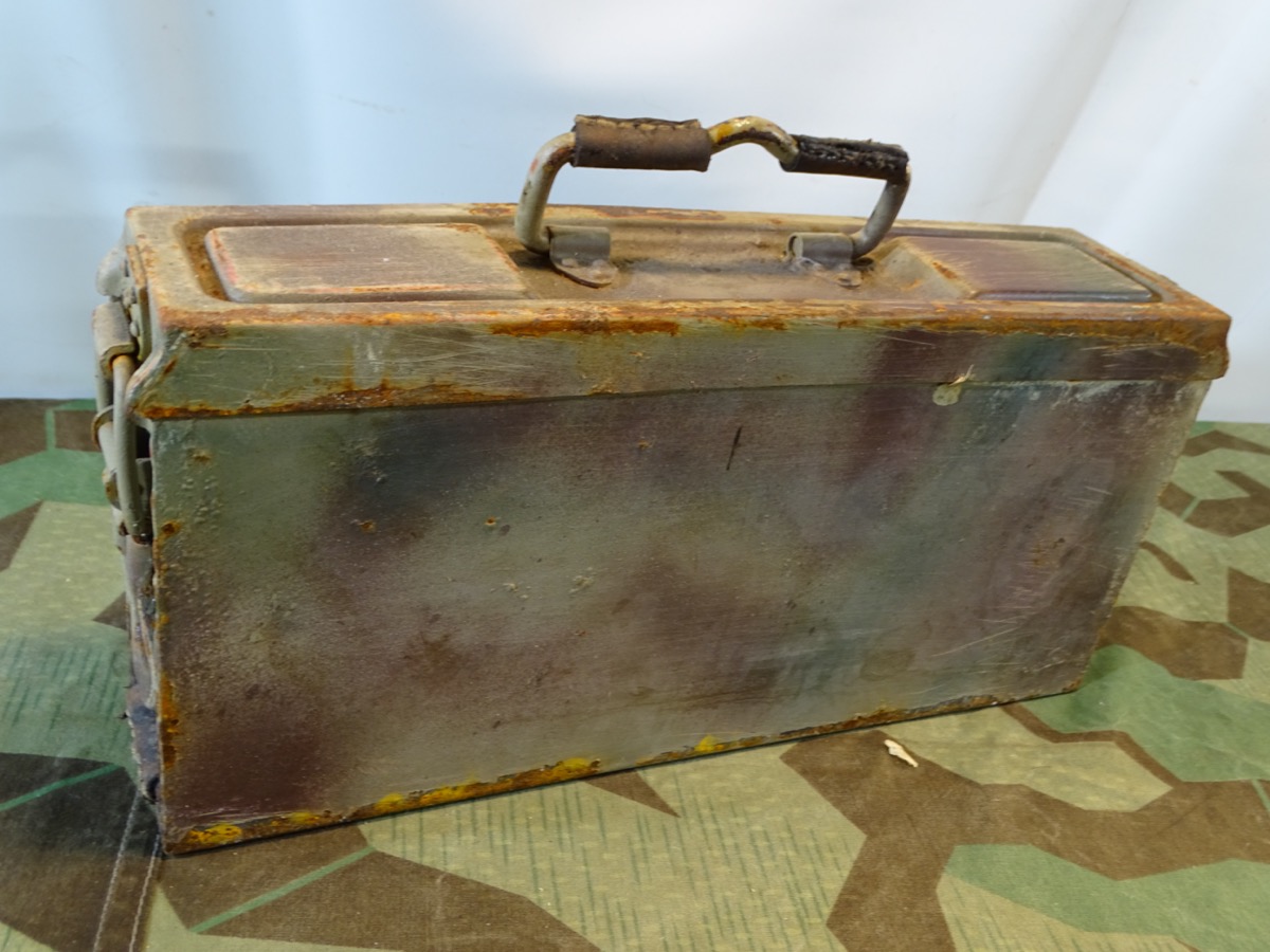 MG 34/42 Patronenkasten 41,  Hst.: "ada 1943 WaA"  gestempelt. Tarnlackierung