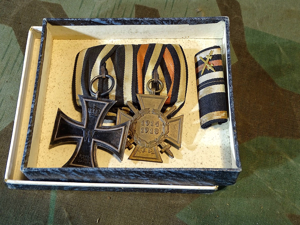2er Ordensspange: Eisernes Kreuz 2. Klasse 1914- Hst.: Z ,  Ehrenkreuz f. Frontkämpfer u Bandspange in altem Etui.