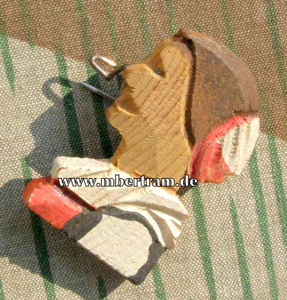 WHW Frühjahr 1936. Holzabzeichen: Frau mit Zopfband