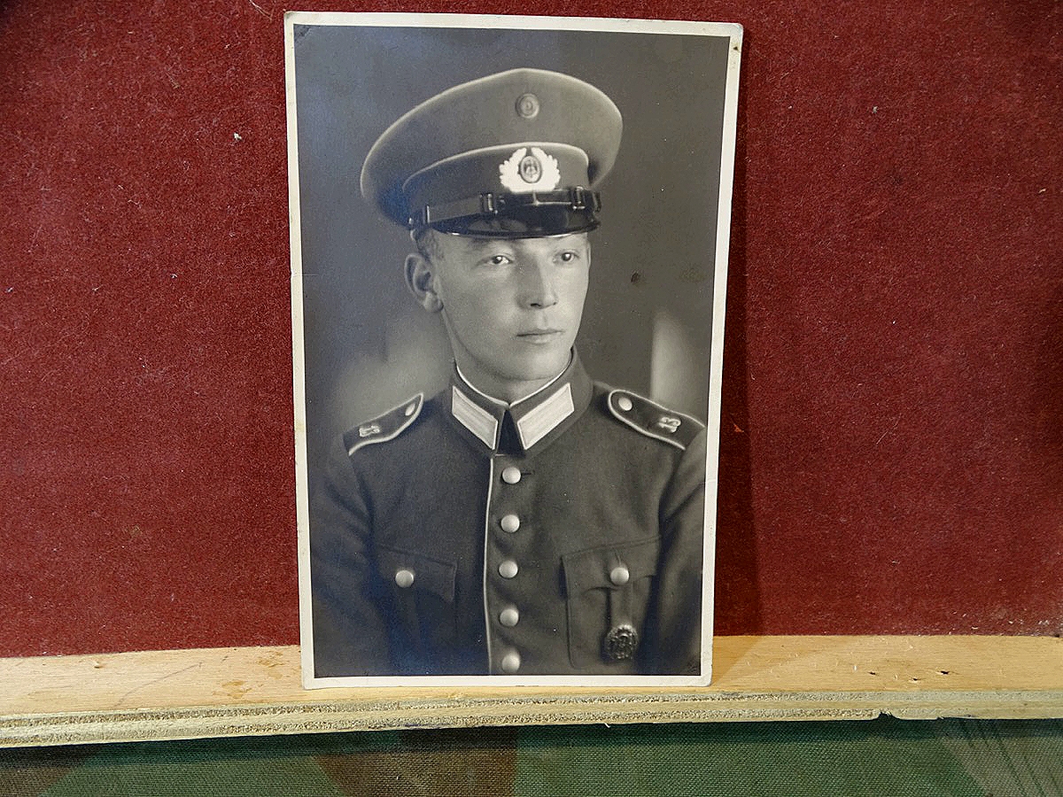 Foto Postkarte Schütze Inf. Rgt. 13 Reichswehr in Ausgehuniform mit Sportabzeichen