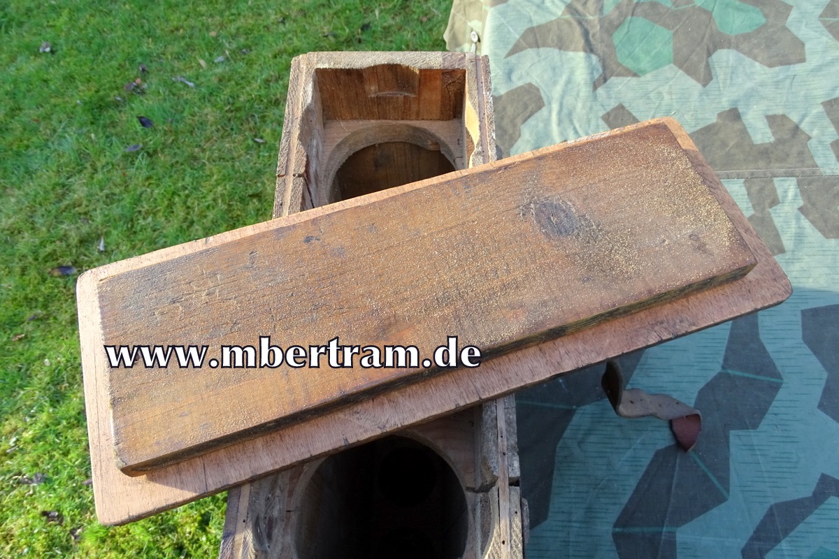 14699-12 Wehrmacht, späte Packkiste für 3 Stck 8,8cm Flak 18 Granaten, 1944/45, ca. 14 Kg ,mit einer Hülse