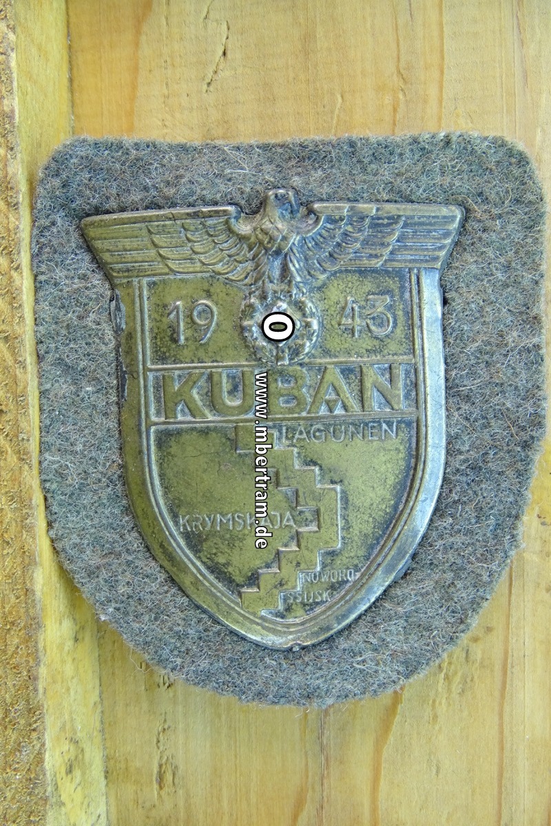 Kubanschild 1943, Eisen magnetsich, bronziert, Gegenplatte und Papierabdeckung