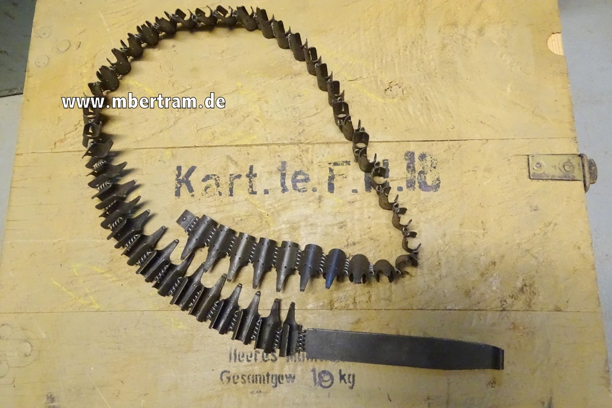 MG 34 Gurtkette 50 Patronen mit fest angebrachtem Einführstück. " 12.40 dej, ( Schwelm) WaA" SELTEN