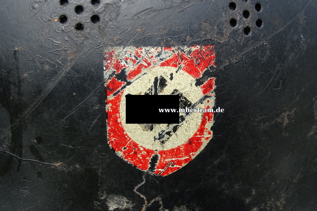 Feuerlöschpolizei Stahlhelm, 2 Originalabzeichen.