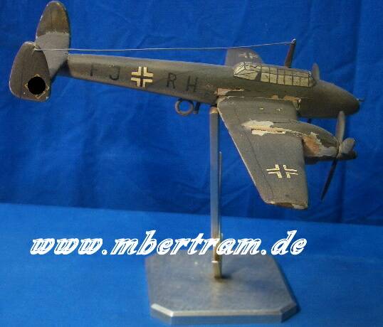 Kriegsmodell: Messerschmidt 110 aus Holz und Metall, 30 cm