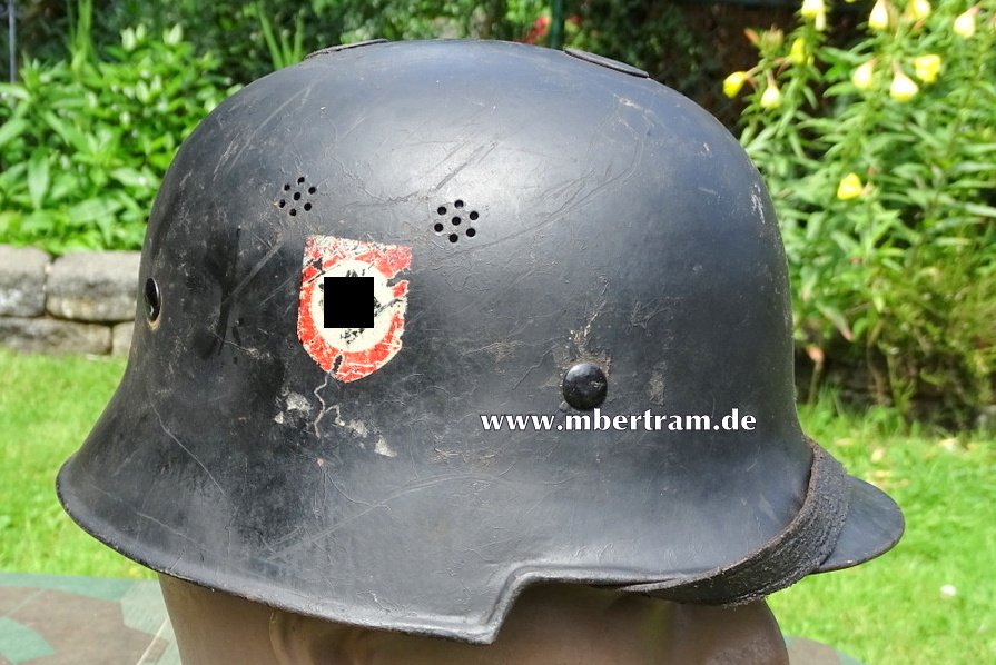 Feuerlöschpolizei Stahlhelm, 2 Originalabzeichen.
