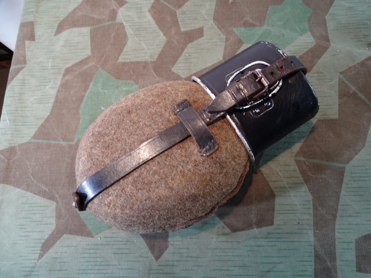 Wehrmacht, frühe Alu Feldflasche mit schwarzem Alu Trinkbecher " HJB 37" 