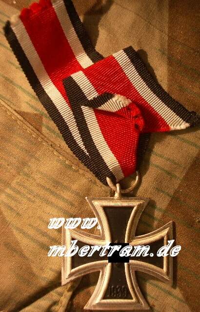 EISERNES KREUZ 1939 2. KLASSE AM BAND, frostversilbert