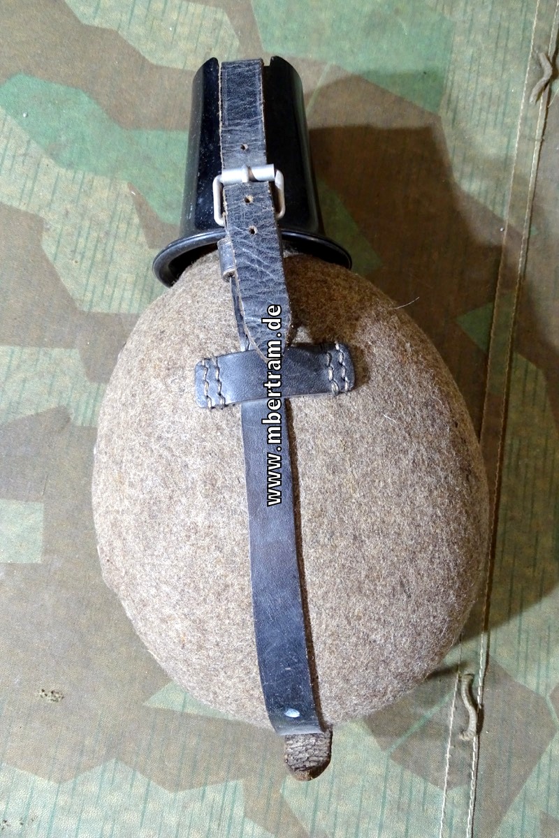 Feldflasche der Wehrmacht mit Bakelitbecher , 1941