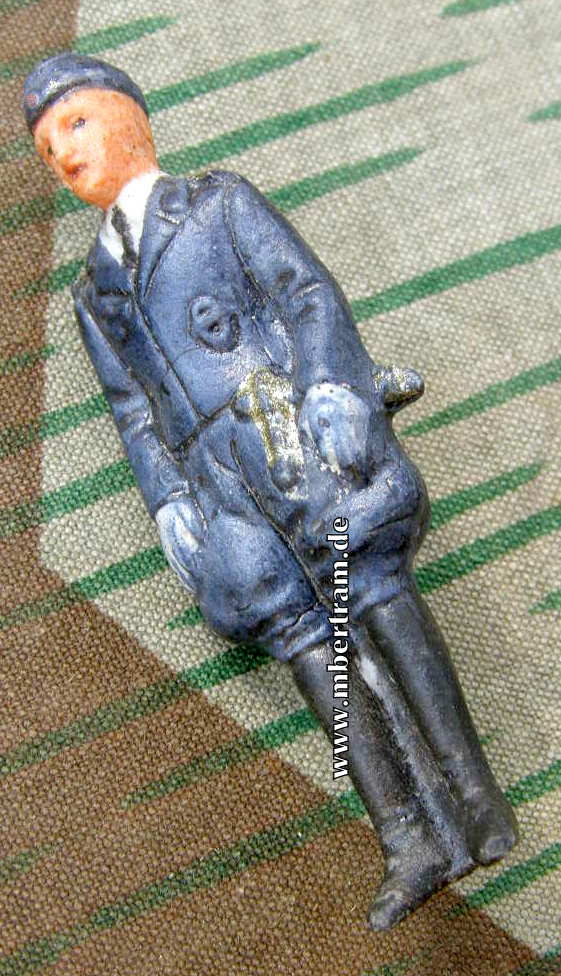WHW, März 1938. Farbige Porzellanfigur. Luftwaffen Offizier