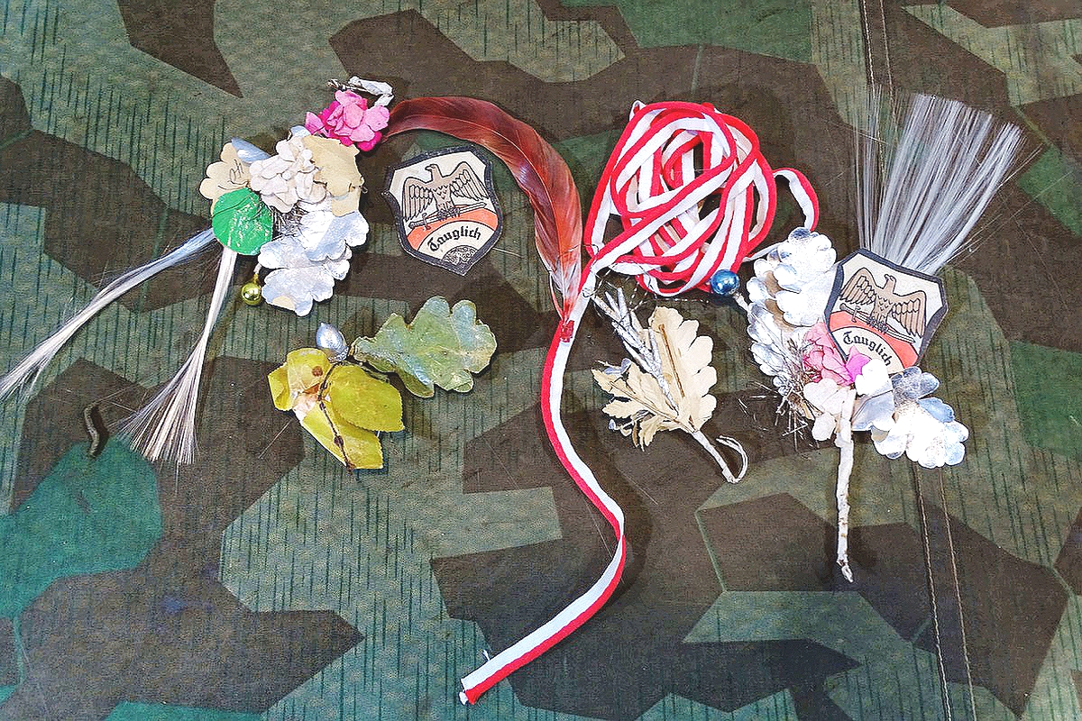 Musterung zur Wehrmacht : Set von Papierblumen und patriotische Wappen