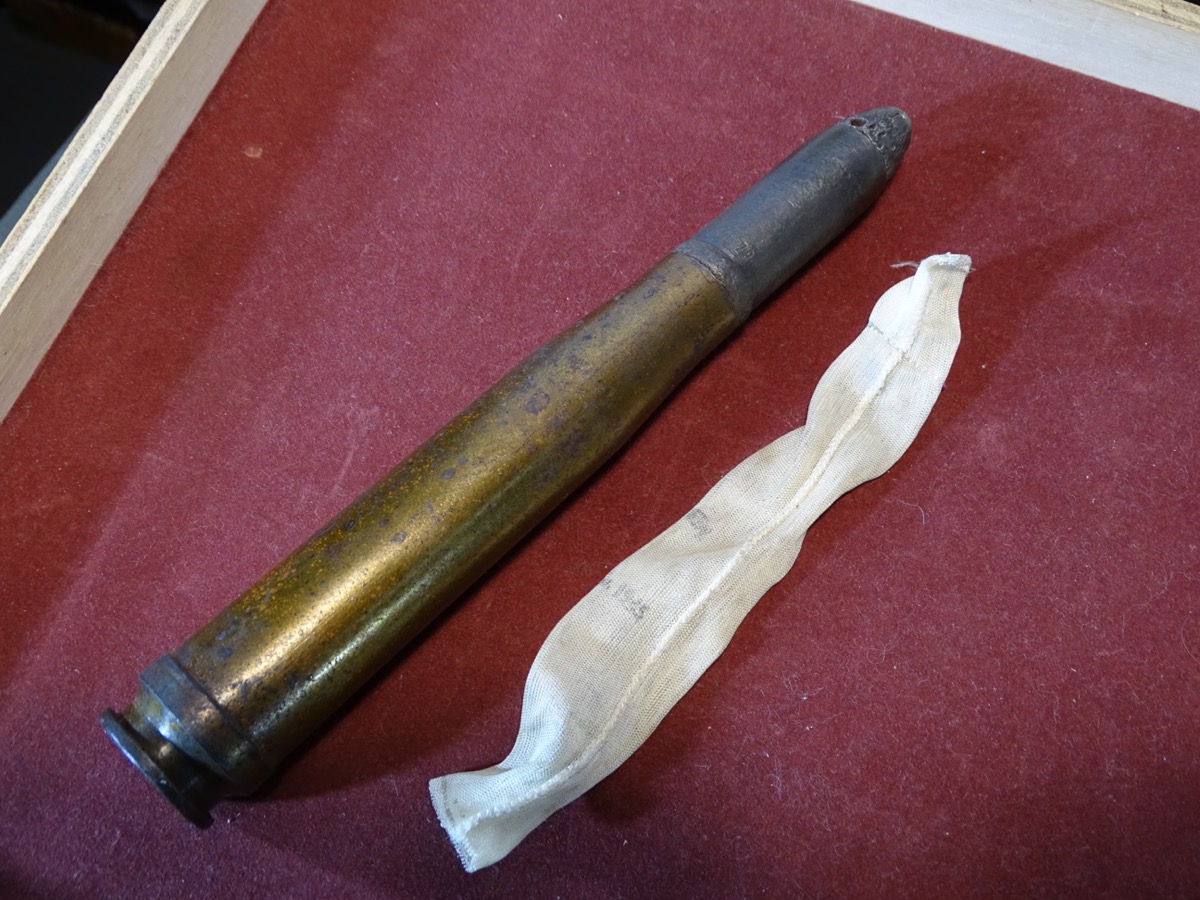 2 cm Deko Flakgranate mit lackierter Stahlhülse, 1945! , Dekozünder, Ladungs Säckchen