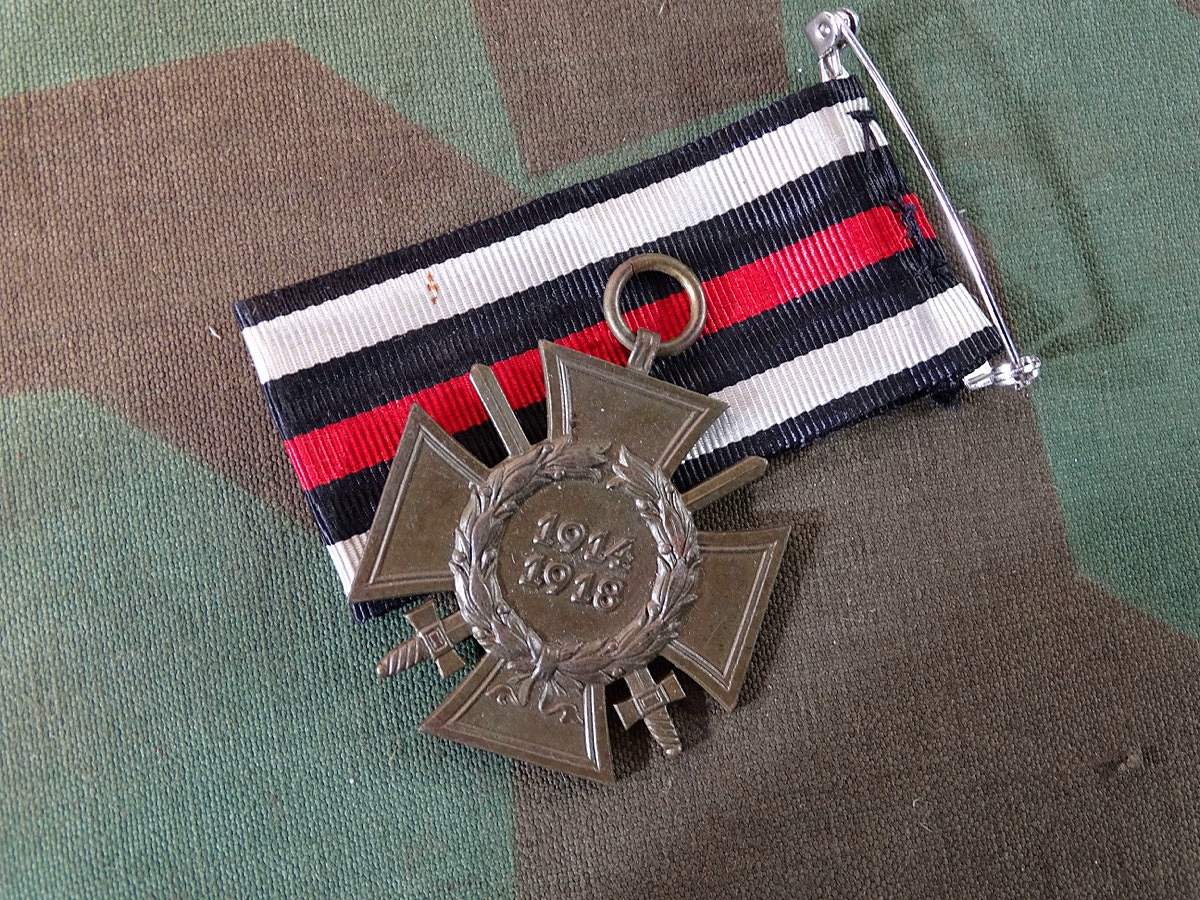 Ehrenkreuz für Frontkämpfer 1914/ 1918 mit Schwertern. Hersteller C.TH.D.