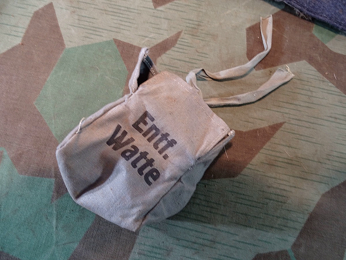 Tasche für (entfettete) entf. Watte, Wehrmachts u. Luftschutz Sanitätsmaterial. Sehr schöne Erhaltung