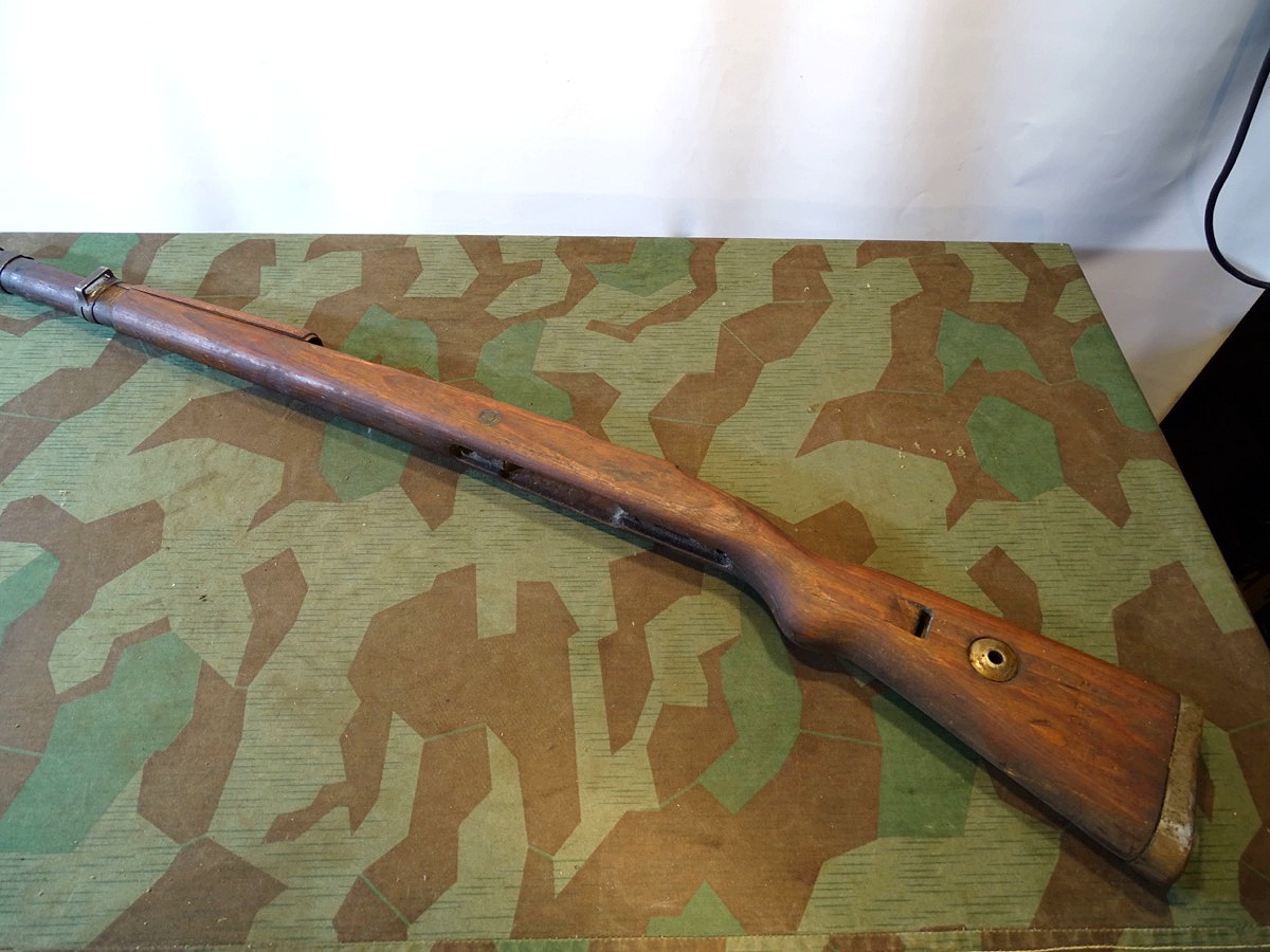Komplette Schäftung K 98 Wehrmacht, Schichtholz, m. Beschlägen u. Magazinkasten Komplette Schäftung K 98 Wehrmacht, Schichtholz, m. Beschlägen u. Magazinkasten
