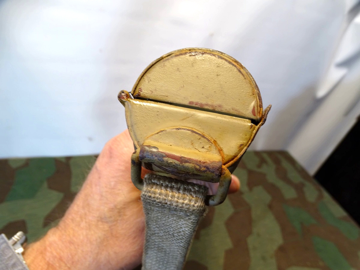 Ersatzlaufbehälter für MG 42,  Webriemen.  "Laufschützer 42" Hst. Code u.WaA, lehmgelb