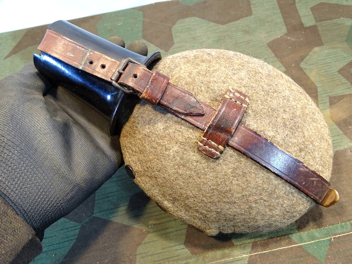 Luftwaffe / Marine Feldflasche mit Bakelit Trinkbecher, braunes Leder ,  L & SL 41