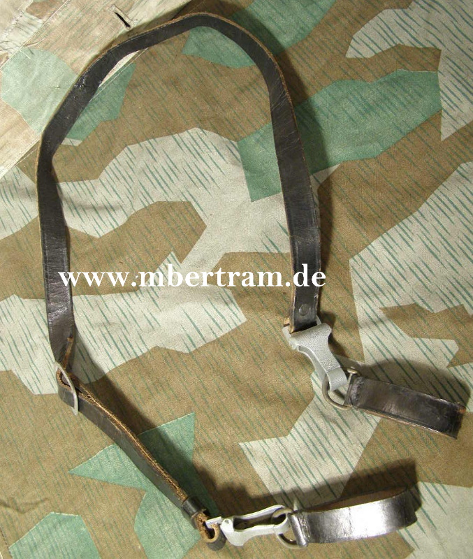 SS Schulterriemen, schwarzes Leder, RZM, Runen, 2 Schlaufen