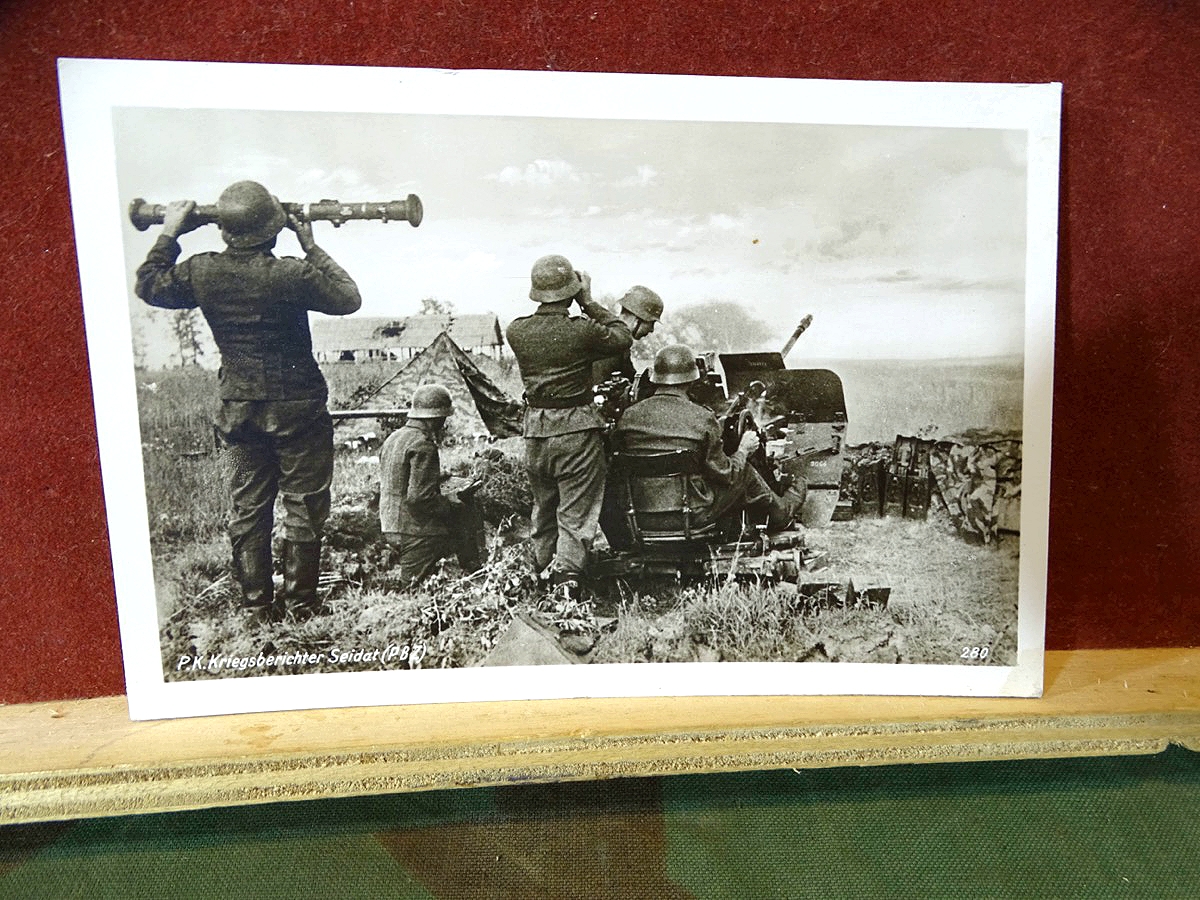 Kriegsberichter Foto Postkarte 2 cm Flak im Einsatz, mit Erdkampfschild